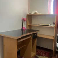 میز کامپیوتر و کتابخونه