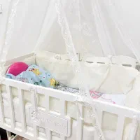 تخت کنار مادر