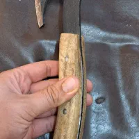 تبر دست ساز (( چریک )) چاقو استیل اصلی|کلکسیون اشیاء عتیقه|دوگنبدان, |دیوار