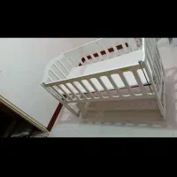 تخت کنار مادر