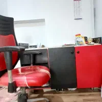 صندلی چرخان و میز پیشخوان