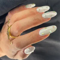 آموزش و خدمات ناخن و مژه
