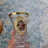 ی دست لیوان کریستالی دور طلایی