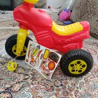 سه چرخه واسباب بازی برای سیسمونی ورق بزنید