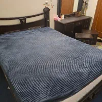 تخت دو نفره به همراه میز آرایش آیینه و پاتختی