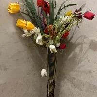 گل لاله همراه گلدان