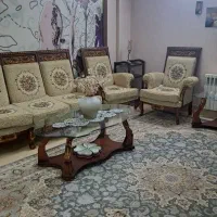 مبل همراه با سه تا میز عسلی فوق العاده تمیز