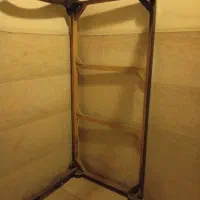 یک عدد میز چوبی