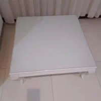 میز جلو مبلی سفید تمیز با شیشه