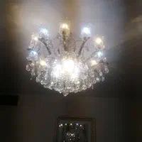 لوستر زمینی ایستاده کنارسالنی و سقفی