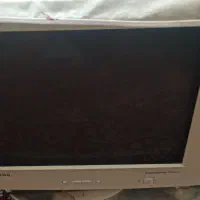 کامپیوتر قدیمی با میز