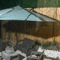 صندلی و چتر حیاطی