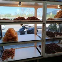 کارگر مرد تمام وقت در تولیدی زولبیا و بامیه