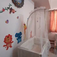 گهواره و تخت کنار مادر