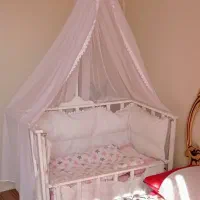 تخت کنار مادر