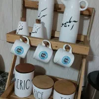 استند چوبی با ظروف سرامیکی