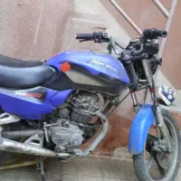 یک عدد موتور سیکلت توریست