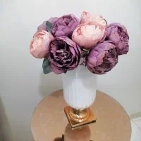 گل های زیبا به همراه گلدان