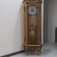 بوفه وساعت ایستاده طلایی رنگ