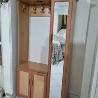 چوب لباسی و کمد و جاکفشی کاملا تمیز میباشد