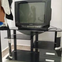 تلویزیون و میزش