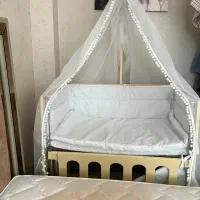 تخت نوزاد کنار مادر