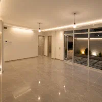 یه ۹۰ متری داریم عروسک، طبقه اول رو به نما