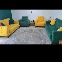 یک دست مبل راحتی با میز جلومبلی