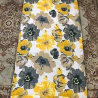یک عدد تشک ۲نفره دو عدد تشک تک نفره تازه و بالش پر