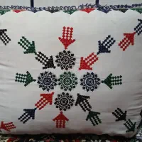 دو عدد بالشت پشتی با یک عدد روتختی