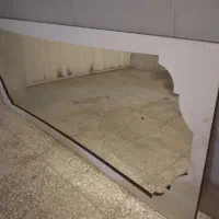 آینه، کمد دراور سه کشو کابینتی و صندلی آرایشگاه