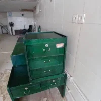 فروش یک میز اداری و ملزومات ان