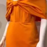 یک عدد لباس مجلسی نارنجی و یک عدد شلوار صورتی