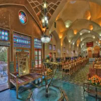 کارگر ساده سالنکار پیک موتوری آشپز در کافه رستوران