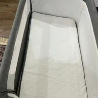 تخت کنار مادر قابل جا به جایی طوسی رنگ|تخت و صندلی بچه|کرج, جهان‌شهر|دیوار
