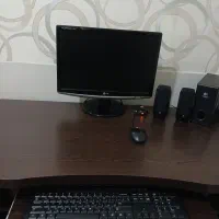 کامپیوتر با میز وصندلی چرخدار