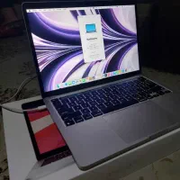 مک بوک پرو2022 به همراه مجیک موس اپل3