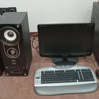 کامپیوتر با میز و صندلی