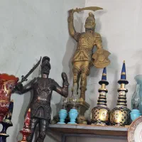 مجسمه قدمت دار