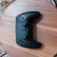 دسته بازی ps5 مشکی رنگ همراه کاور و پایه نگهدارنده