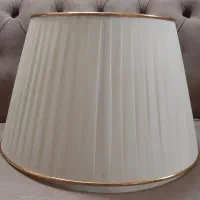 کلاهک آباژور پایه دار کنار سالنی