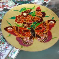 بشقاب آنتیک ویترایی کاری شده با طرح گل و پروانه