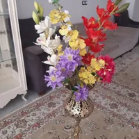 یک دسته گل و یک عدد گل و گلدان نگین دار