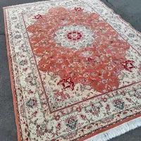 فرش ماشینی ۹ متر ۷۰۰ شانه رنگ پیازی در حد نو