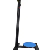 مسگری ایستاده در منزل