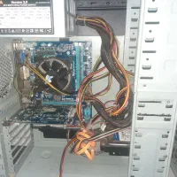 کامپیوتر به همراه مانیتور و موس و کیبرد