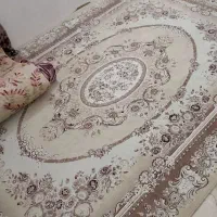 قالی و میز تلویزیون