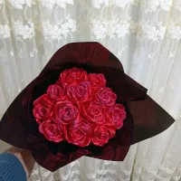 گل روز روبانی زرین دار با تعداد۱۲ شاخه