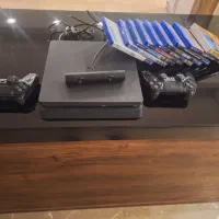 یک دستگاه ps4 همراه با دو دسته و کنیتکت و بازی