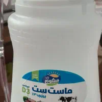 تعدادی دبه ماست